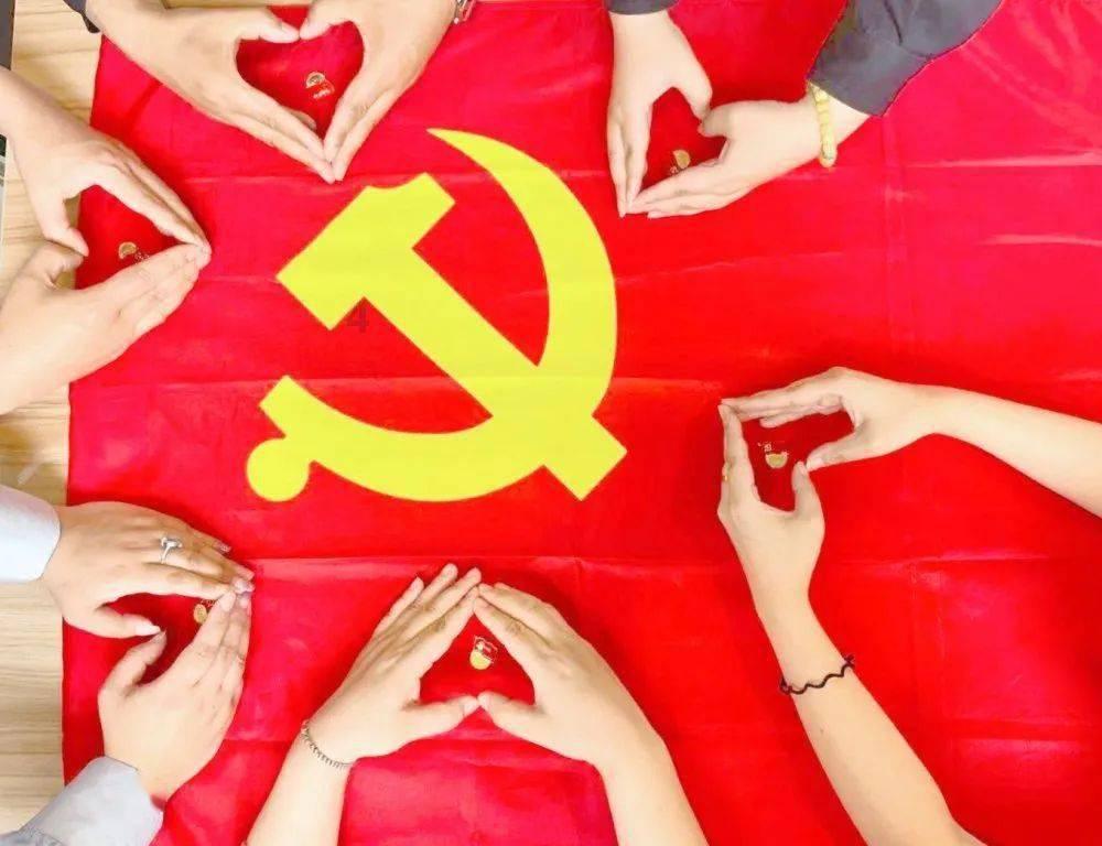 年轻时尚女郎,“草原绿”时尚裙太随性,凸显妙曼身姿,沁人心脾