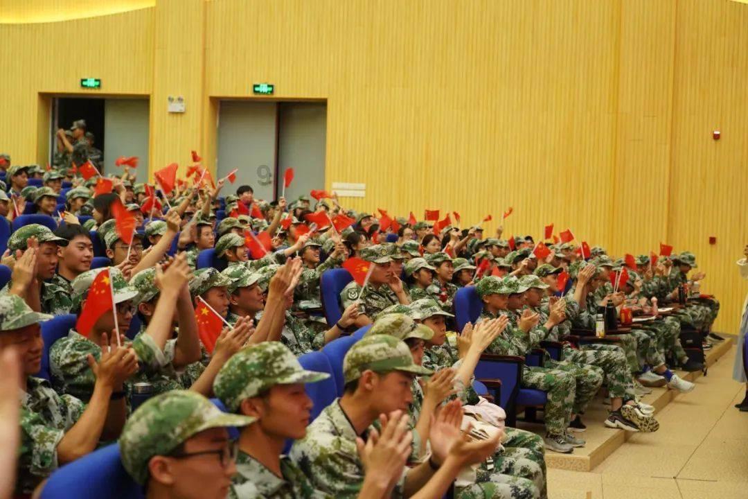 首届松花江滑冰马拉松·吉林白山开始整活|近7000人参赛 冰上龙舟超级联赛还有外籍选手参赛