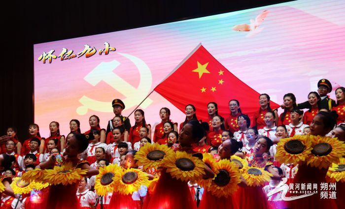 夏季的时尚女孩