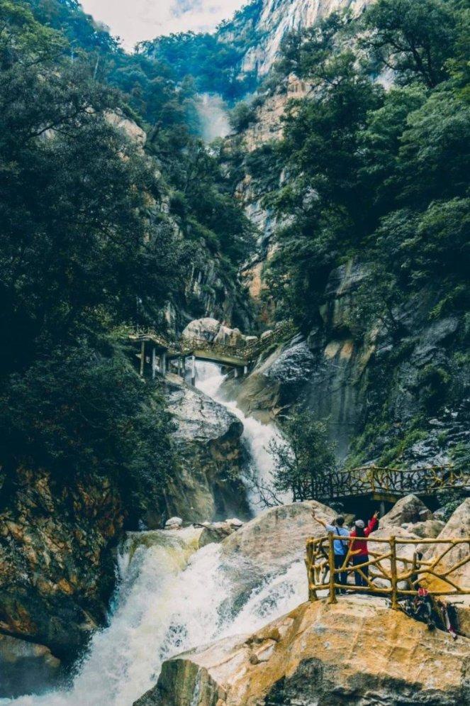 救援受困山洞的男子