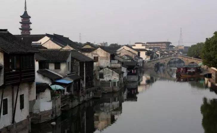 繁华都市里的地下王国,生存着2000多人,一旦住进去,便是为了等死
