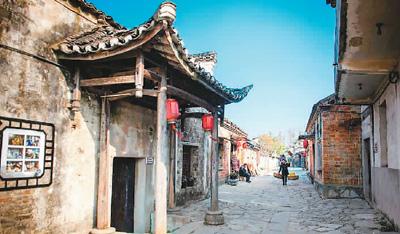 千仞雪绝美写真来袭,小手捂胸性感十足,轻咬红唇姿势诱人